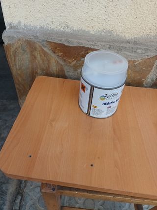 Resina de poliéster con catalizador