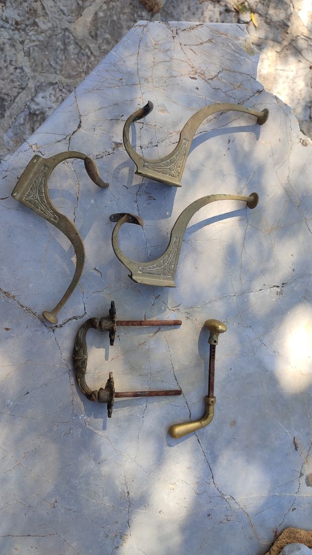 Herrajes de latón antiguos