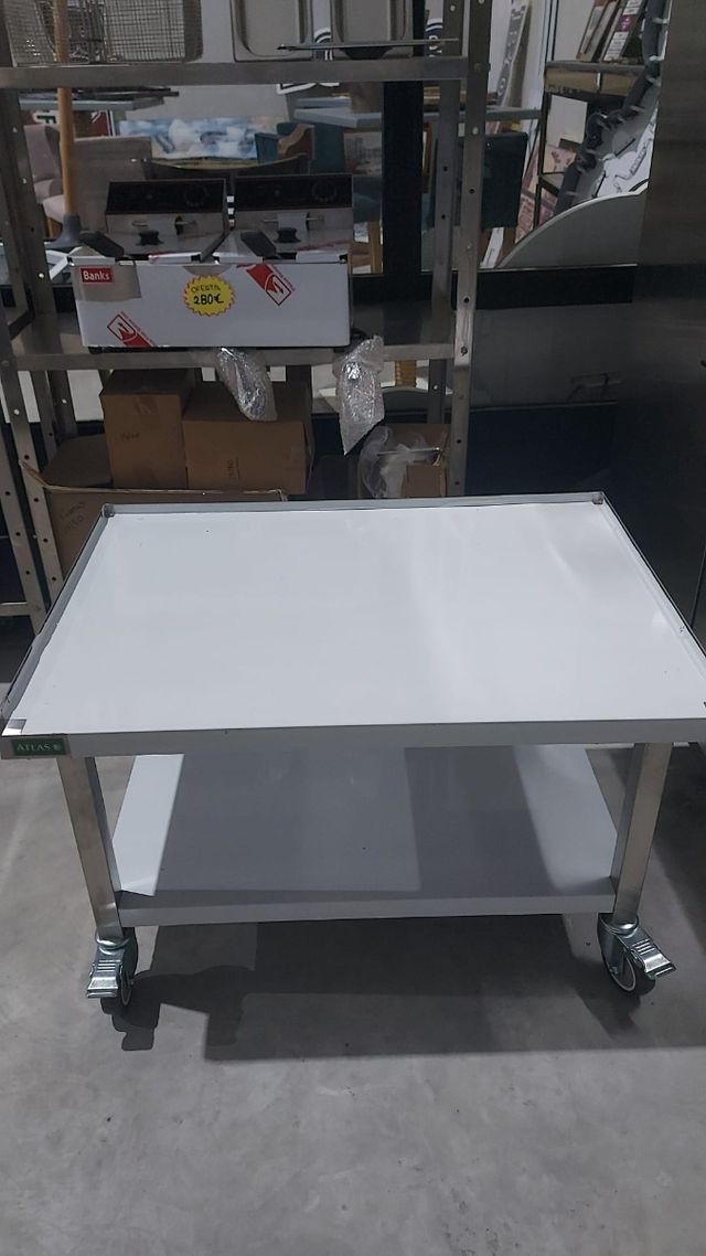 Mesa de acero inoxidable con ruedas