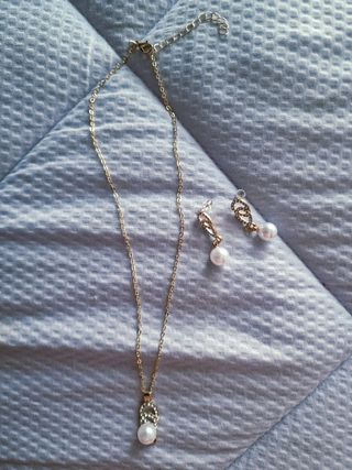 Conjunto de bisutería dorado con perlas