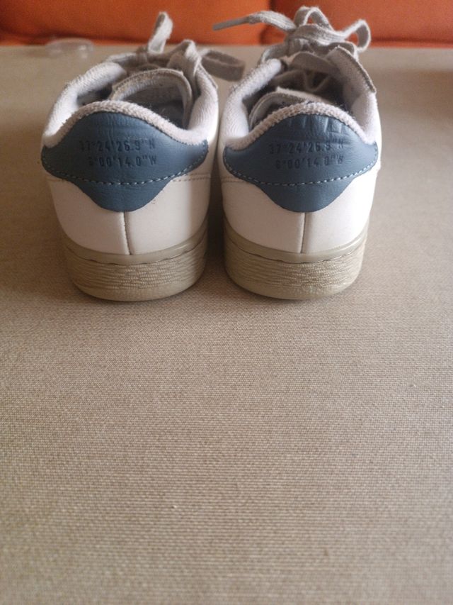 Zapatillas deportivas blancas y azules