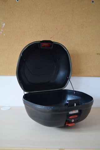 Baúl Moto Givi Flow 26L con llave y anclaje