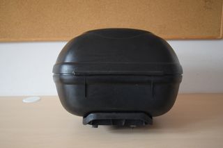 Baúl Moto Givi Flow 26L con llave y anclaje