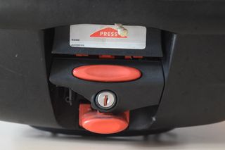 Baúl Moto Givi Flow 26L con llave y anclaje