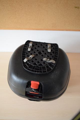 Baúl Moto Givi Flow 26L con llave y anclaje
