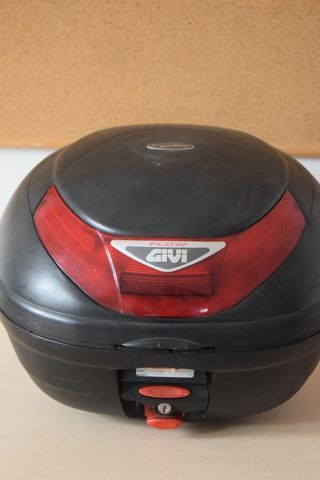 Baúl Moto Givi Flow 26L con llave y anclaje
