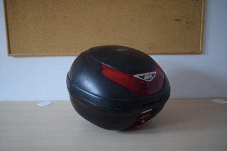 Baúl Moto Givi Flow 26L con llave y anclaje