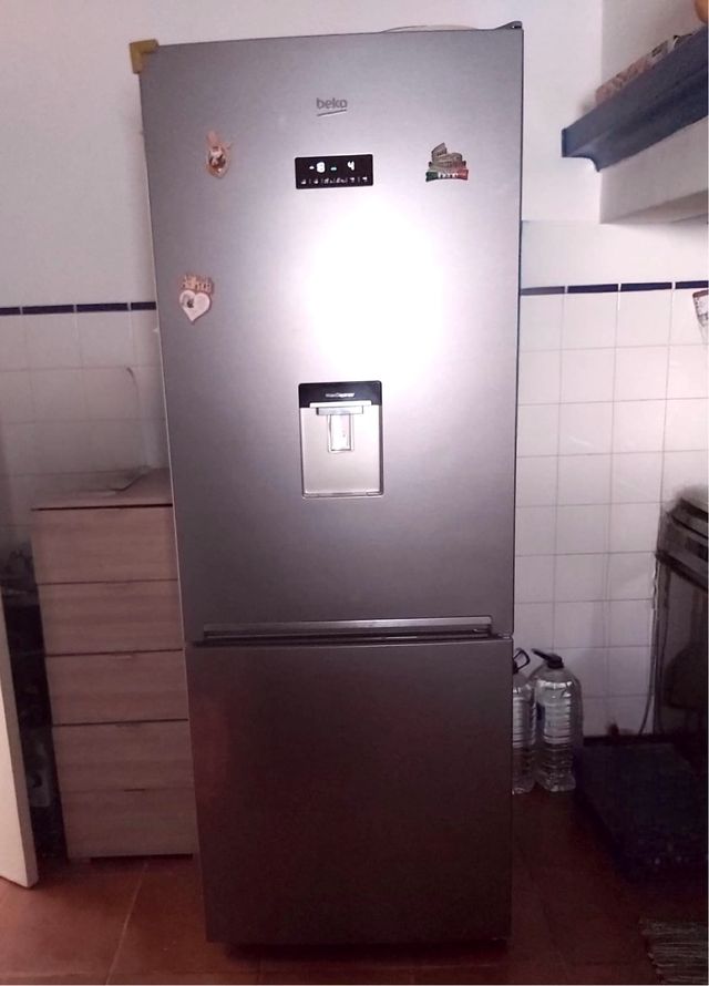 Frigorífico Beko com dispensador