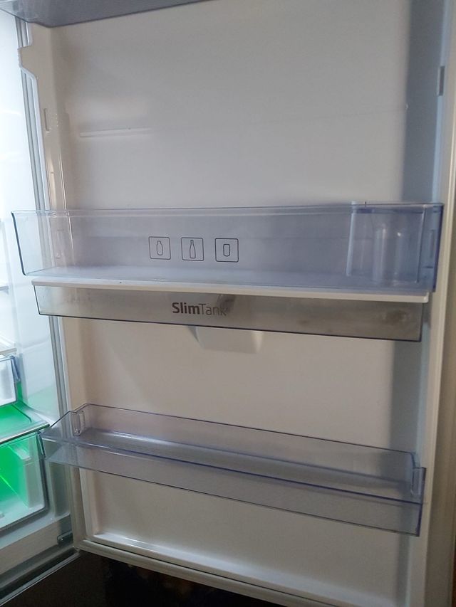 Frigorífico Beko com dispensador