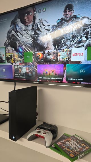 Xbox One X 1TB con accesorios y juegos 