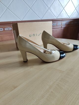 Zapatos de salón Unisa tacón medio crudo y negro