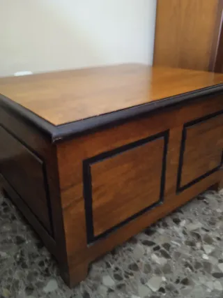 Baúl de madera. Mesa centro.