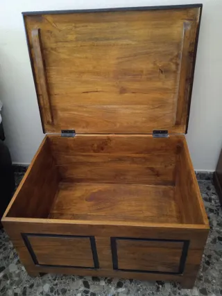 Baúl de madera. Mesa centro.