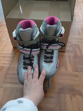 Patines en línea plateados y rosas