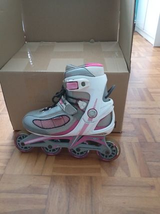 Patines en línea plateados y rosas
