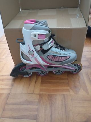 Patines en línea plateados y rosas