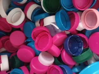 Tappi plastica misti per bottiglie