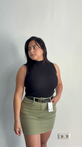 Conjunto Top Negro y Falda Verde