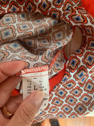 Blusa ODM con nudo delantero.