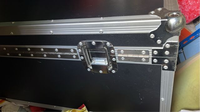 Caja reforzada con cierre de seguridad