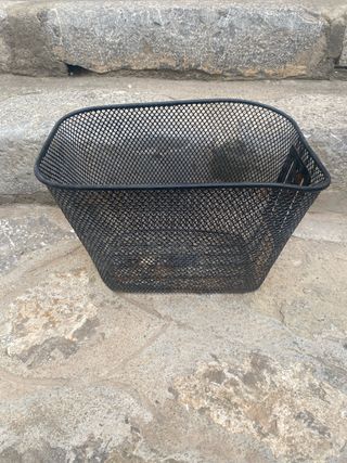 Cesta de bicicleta de metal negra