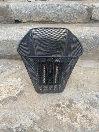 Cesta de bicicleta de metal negra