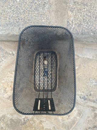 Cesta de bicicleta de metal negra