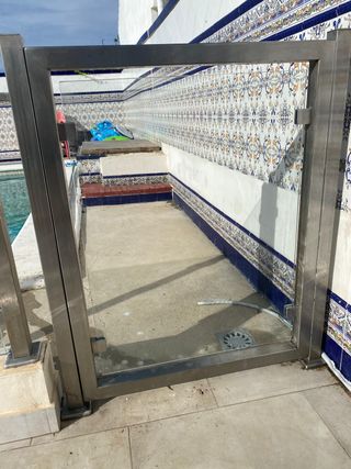 Valla de piscina de cristal y metal