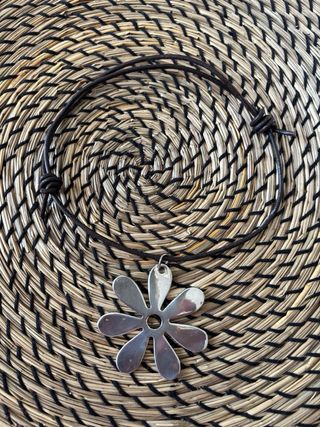 Collar cuero y metal flor
