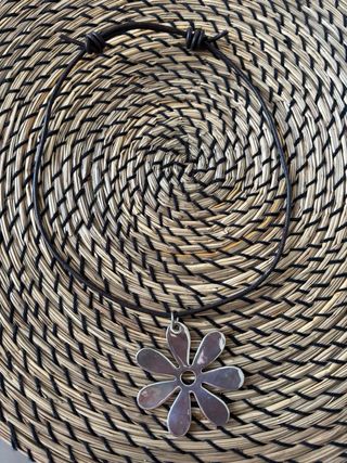 Collar cuero y metal flor