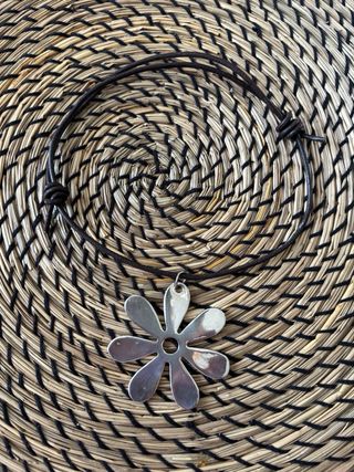 Collar cuero y metal flor