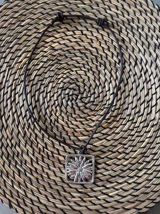 Collar de cuero y metal con flor