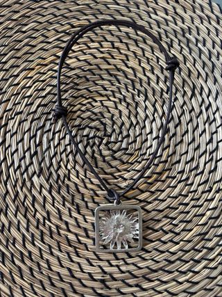 Collar de cuero y metal con flor