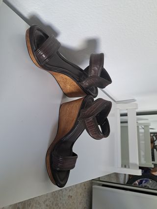 Sandalias de cuña marrones