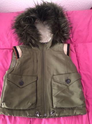 Chaleco Benetton verde militar con capucha