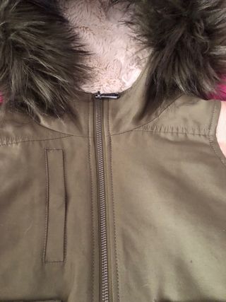 Chaleco Benetton verde militar con capucha