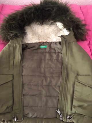 Chaleco Benetton verde militar con capucha