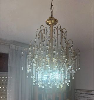 Lámpara de araña dorada con cristales de strass