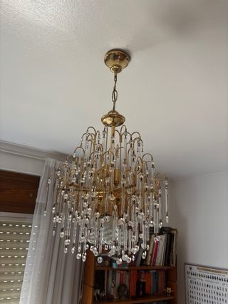 Lámpara de araña dorada con cristales de strass