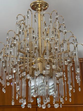 Lámpara de araña dorada con cristales de strass