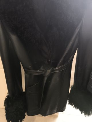 Chaqueta de cuero tres cuartos con bolsillos