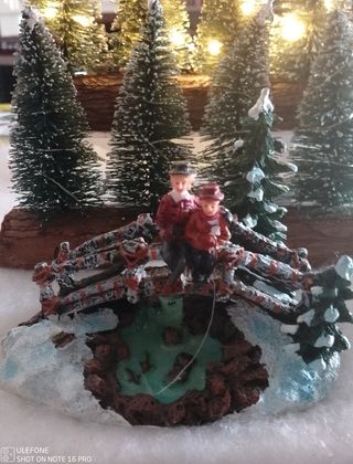 Scena di Natale con figure e alberi