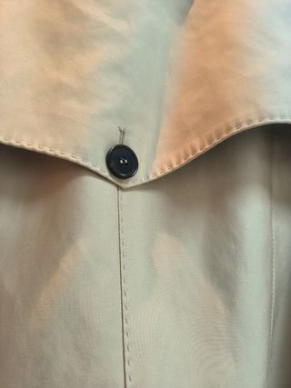 Gabardina corta beige mujer