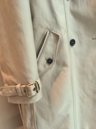 Gabardina corta beige mujer