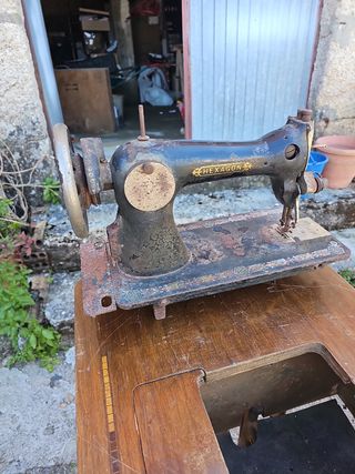Máquina de coser Vintage marca Hexagon.