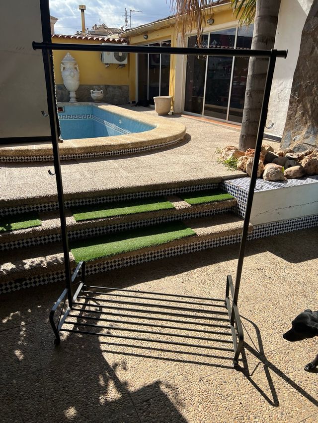 Perchero de metal negro