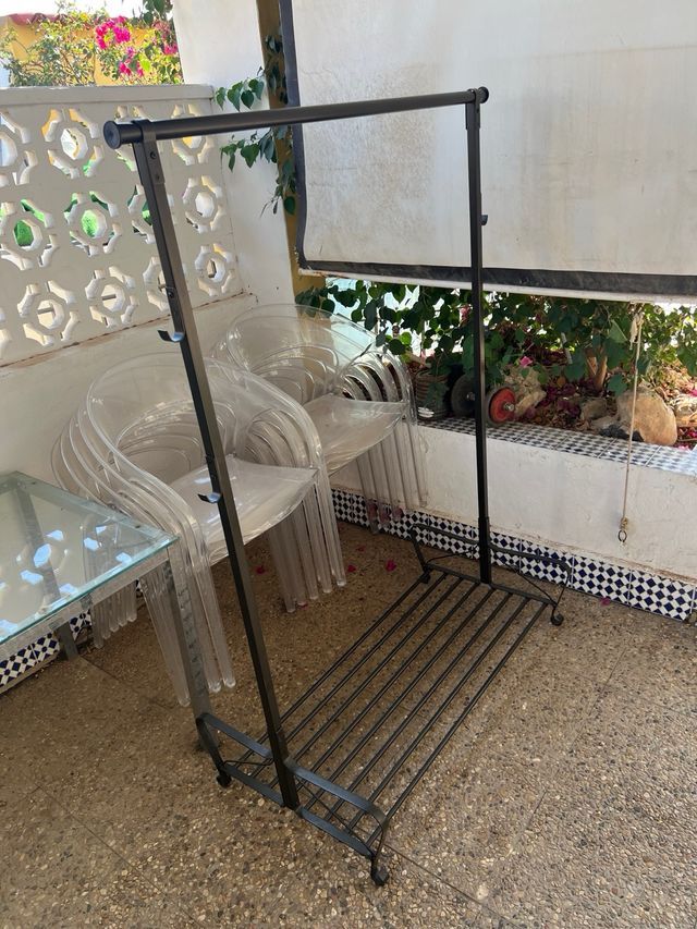 Perchero de metal negro