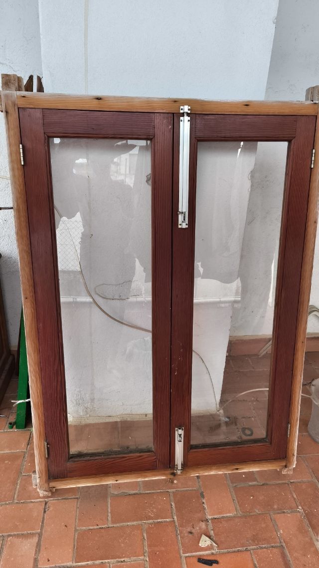 Ventana de madera maciza. 90 ancho x 1,22 altura