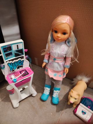 Nancy veterinaria con accesorios y perro