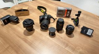 Cámara Nikon D 3400 y 5 objetivos, uno ojo de pez